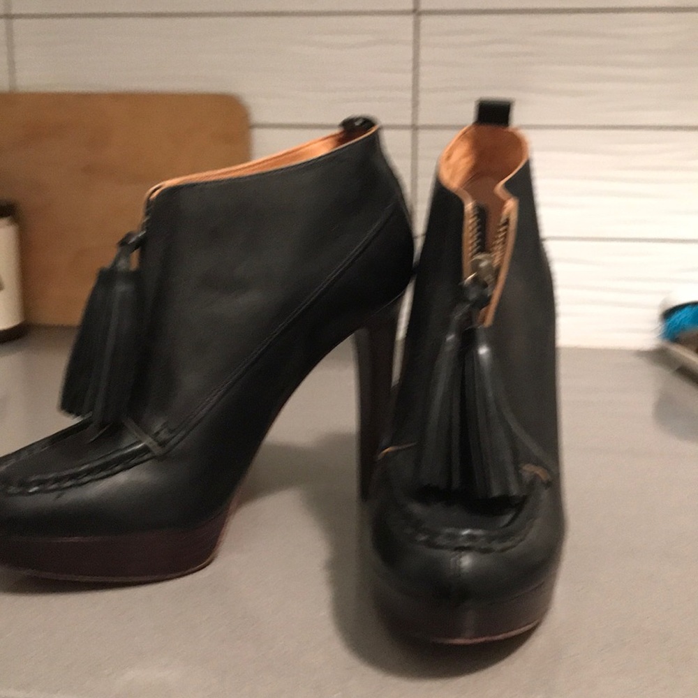 Coach like new size 9.5 zip up tassel heels